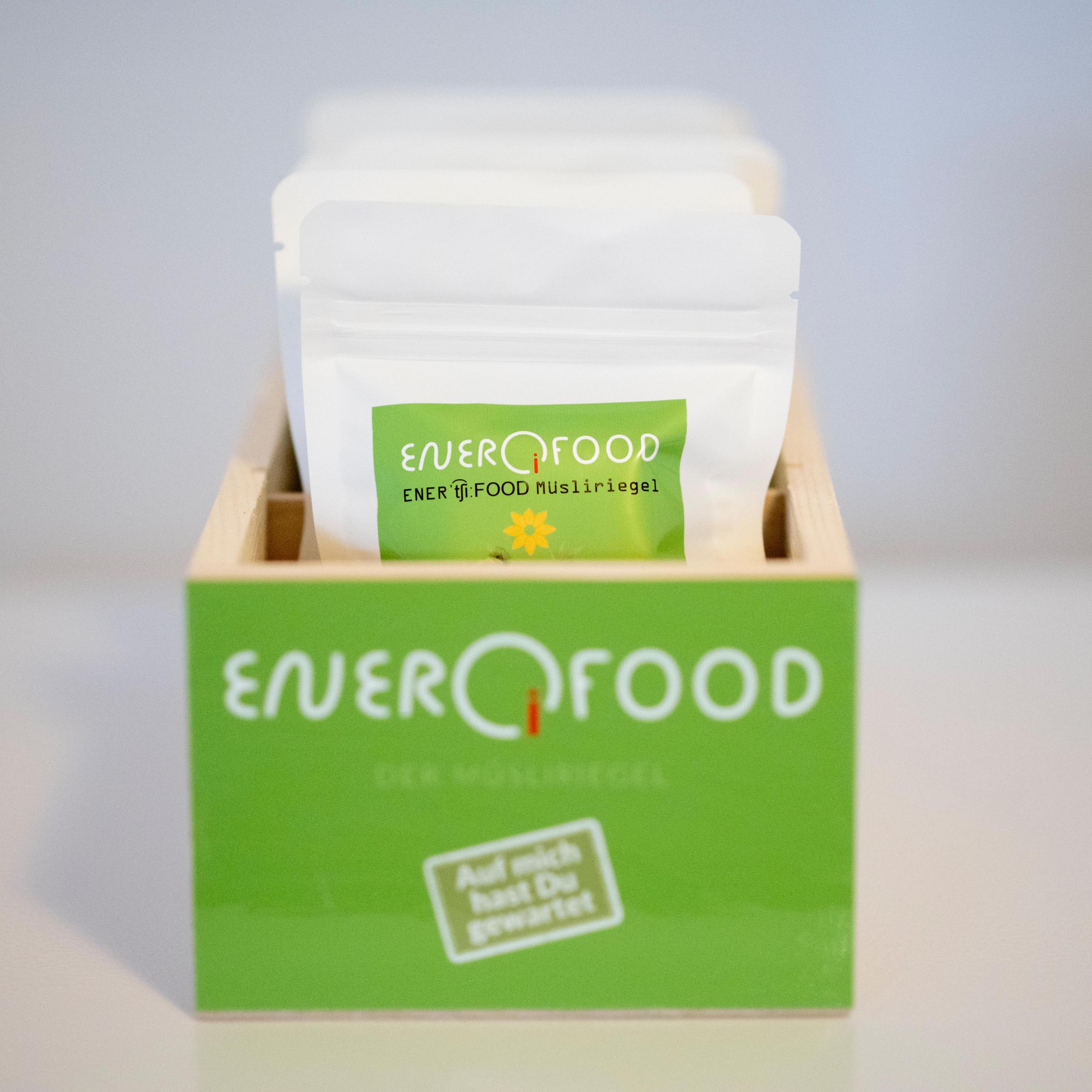 ENERQiFOOD Holzbox mit fünf einzeln verpackten Müsliriegeln