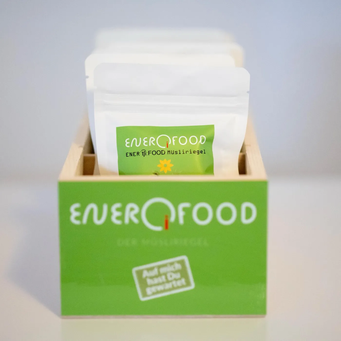 ENERQiFOOD Holzbox mit fünf einzeln verpackten Müsliriegeln