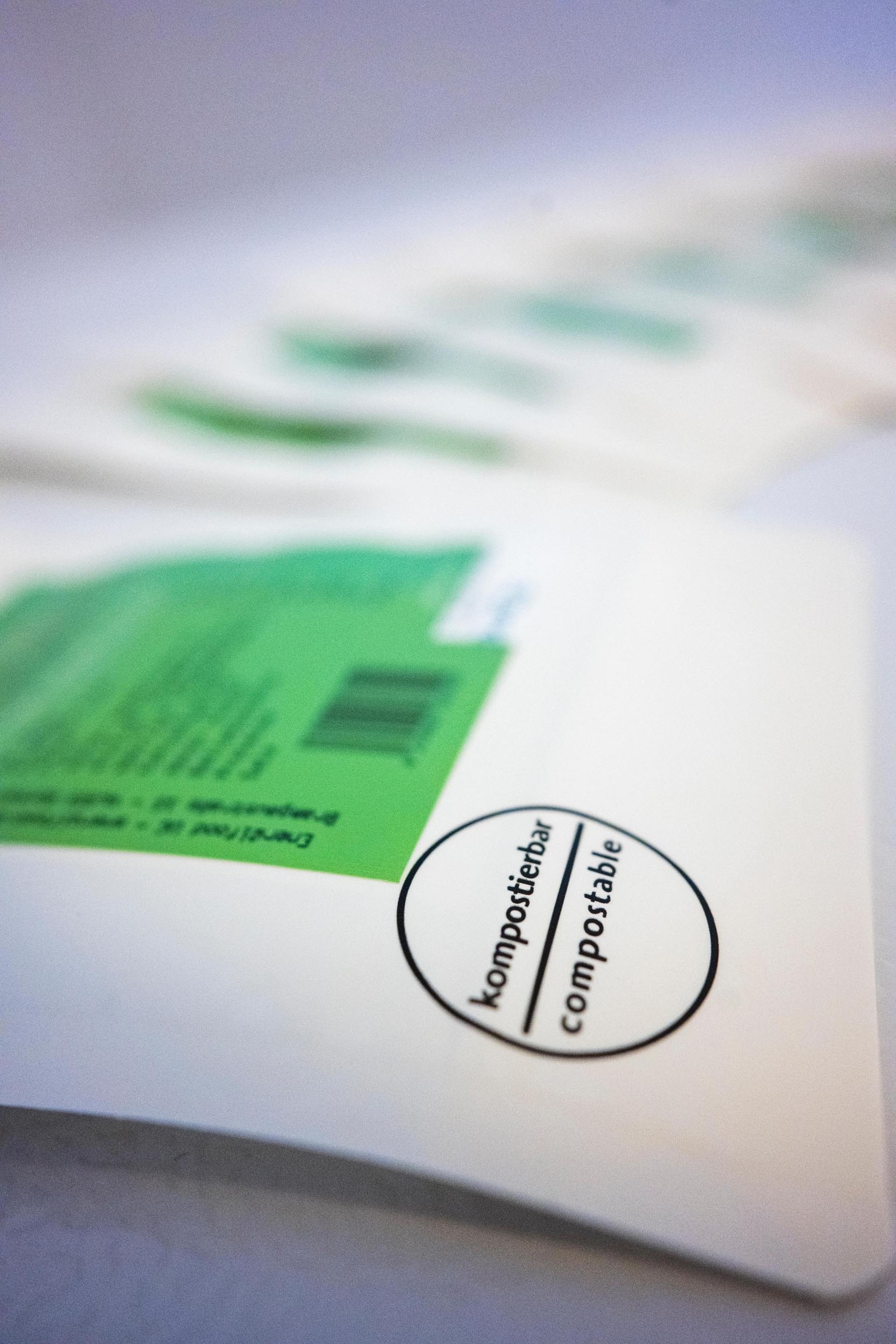 Verpackung mit dem Aufdruck kompostierbar / compostable