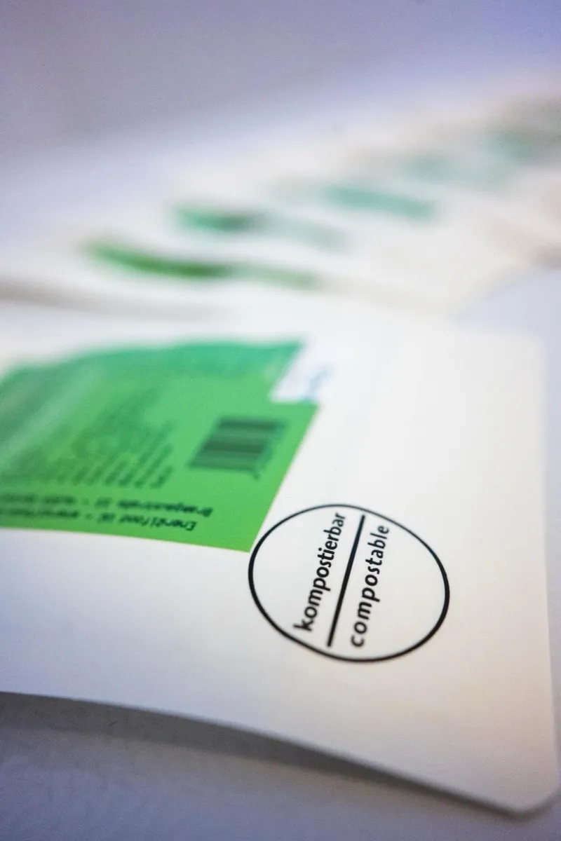 Verpackung mit dem Aufdruck kompostierbar / compostable